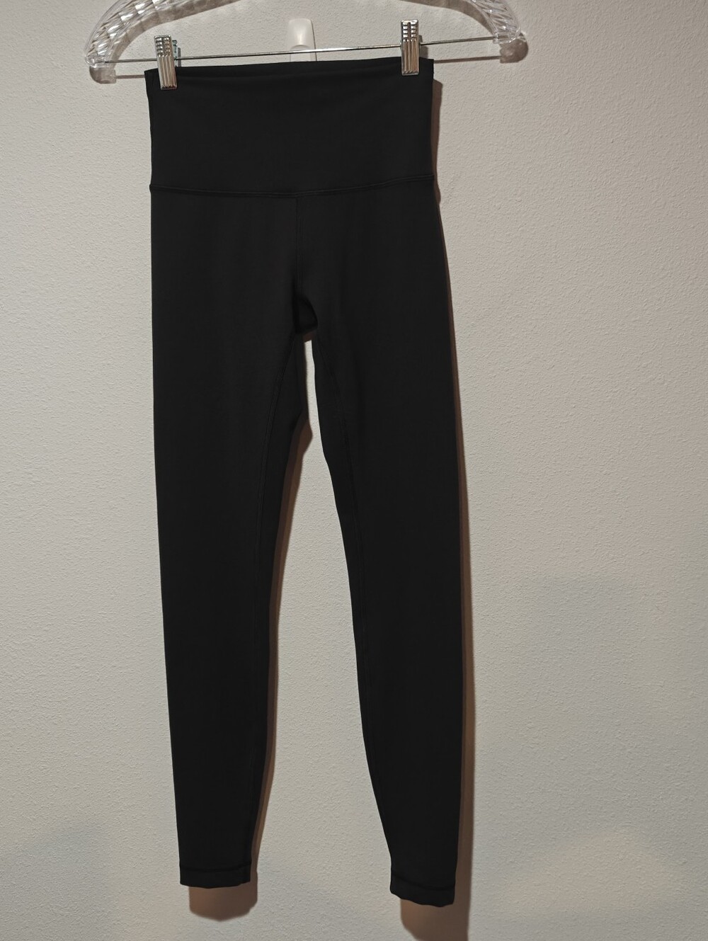 Like New Lululemon Leggings Size 4 Black Wunder Under 26" - Picture 4 of 5